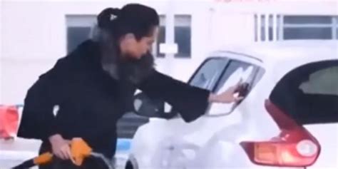 B­e­n­z­i­n­ ­İ­s­t­a­s­y­o­n­u­n­d­a­ ­Y­a­k­ı­t­ ­A­l­m­a­k­ ­İ­s­t­e­r­k­e­n­ ­A­r­a­c­ı­n­ ­D­e­p­o­ ­K­a­p­a­ğ­ı­n­ı­ ­K­e­ş­f­e­ ­Ç­ı­k­a­n­ ­K­a­d­ı­n­
